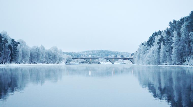 Leksandsbron på avstånd en kall vinterdag